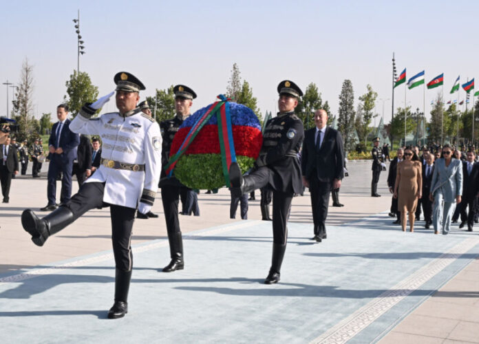 Prezident İlham Əliyev, birinci xanım Mehriban Əliyeva və qızları Leyla Əliyeva Daşkənddə Müstəqillik abidəsini ziyarət ediblər