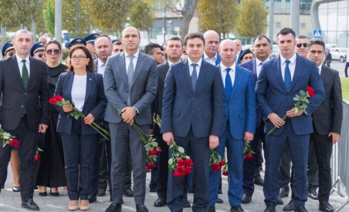 “Azərbaycan Hava Yolları”nın kollektivi şəhidlərin xatirəsini yad edib