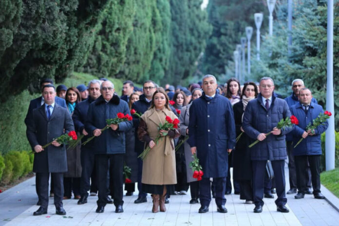 QHT-lərə Dövlət Dəstəyi Agentliyinin kollektivi Ümummilli Liderin məzarını ziyarət edib